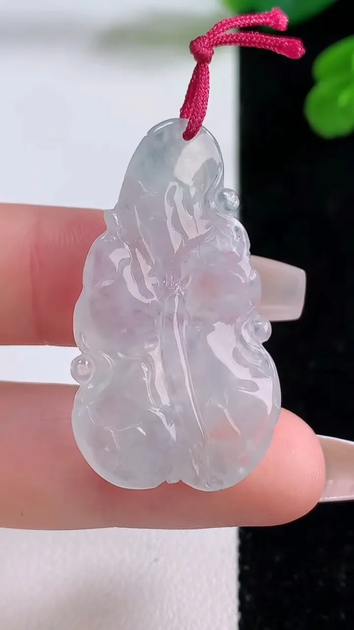 天然A货翡翠和和美美 荷叶鱼吊坠，尺寸39.3-21.3-4.7，重量:6.47g
12月3日