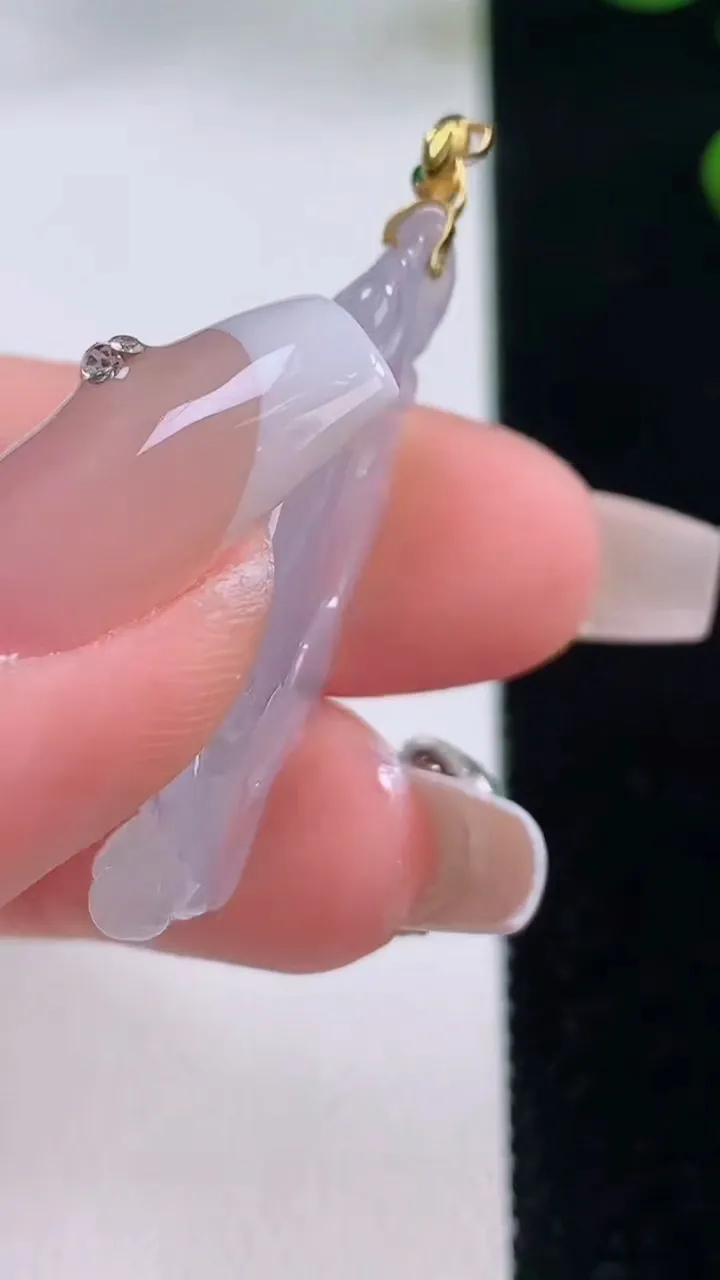 天然A货翡翠种白冰白菜吊坠，尺寸35.7-15.8-7，重量:5.68g
12月3日