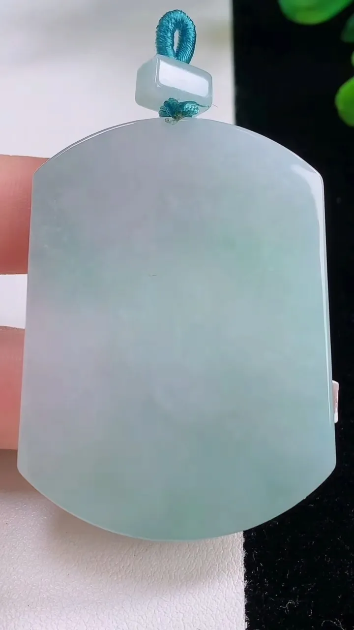 天然A货翡翠无事牌吊坠，尺寸53-40-5，重量:33.01g
12月3日