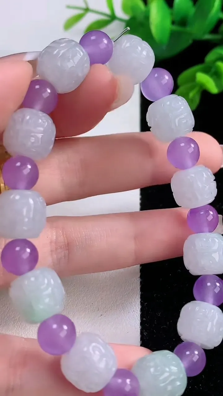 天然A货翡翠六字真言 路路通手串，尺寸10-11-11颗，重量:36.02g
12月3日