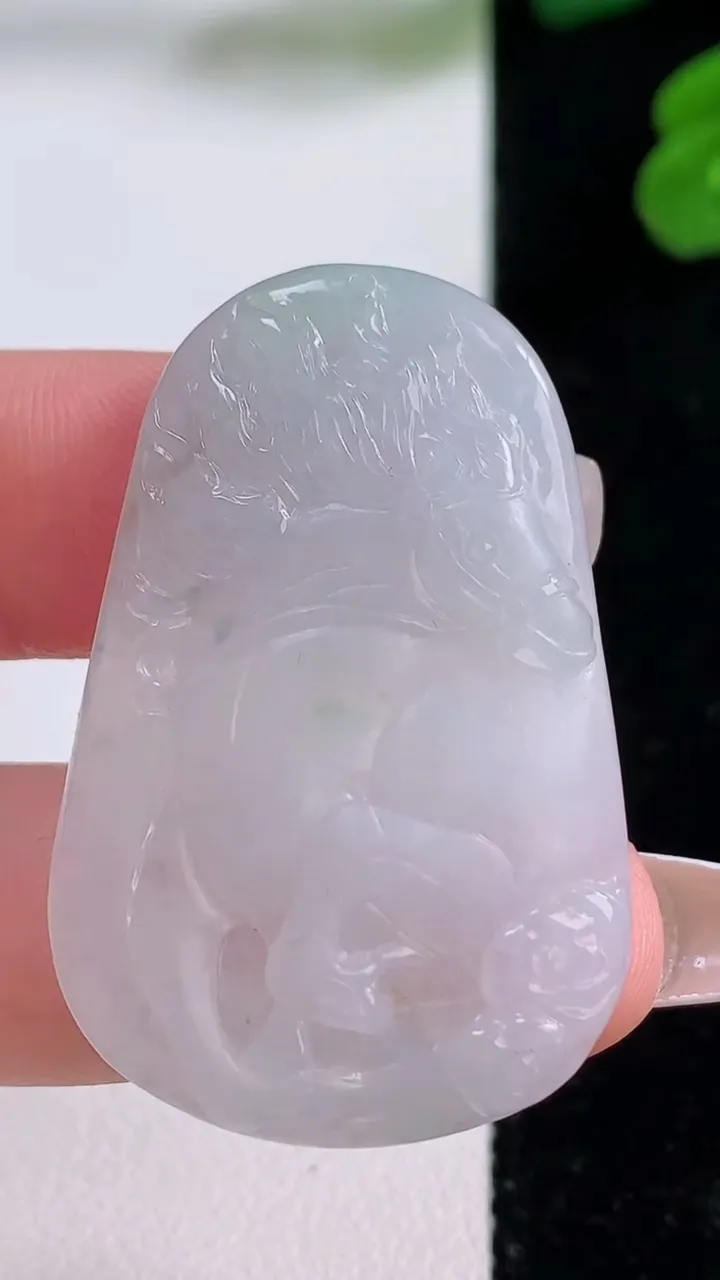 天然A货翡翠生肖马吊坠，尺寸41-25.6-4.7，重量:9.36g
12月3日