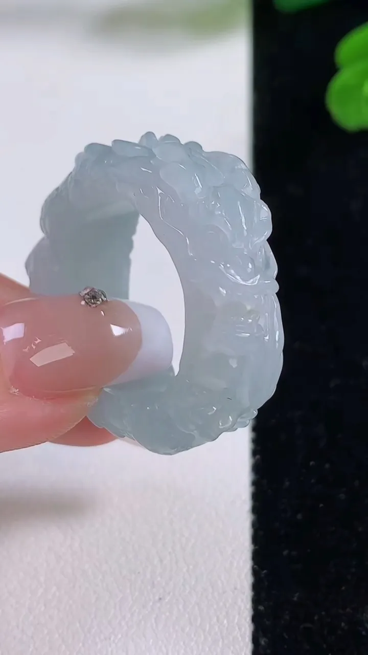 天然A货翡翠龙头扳指 戒指，尺寸21.3-10.7-6.2，重量:13.17g2025年12月3日
工厂直销收藏佳品,种好水足，色泽均匀，有种有色，上手高大气！