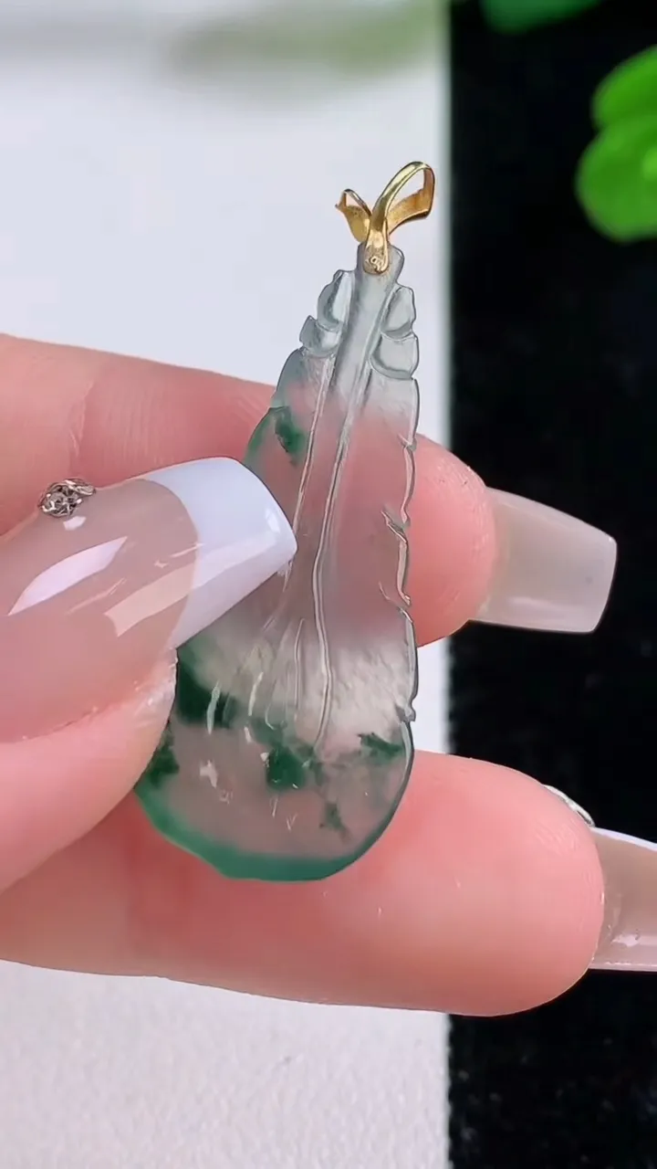 天然A货翡翠种飘花羽毛吊坠，尺寸32-14.6-4，重量:2.43g
12月3日