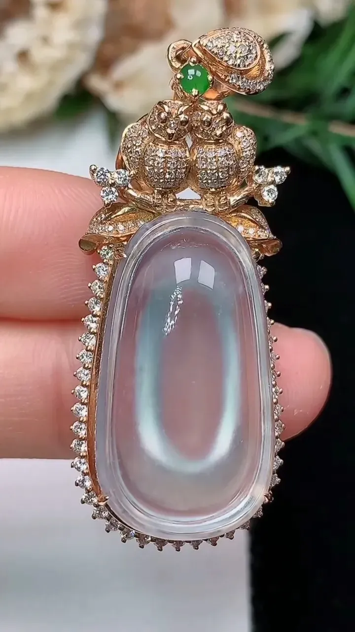 天然A货翡翠白冰蛋面吊坠，尺寸48.8-18.5-11.2，裸石26.2-14.8，重量:11.41g
12月3日