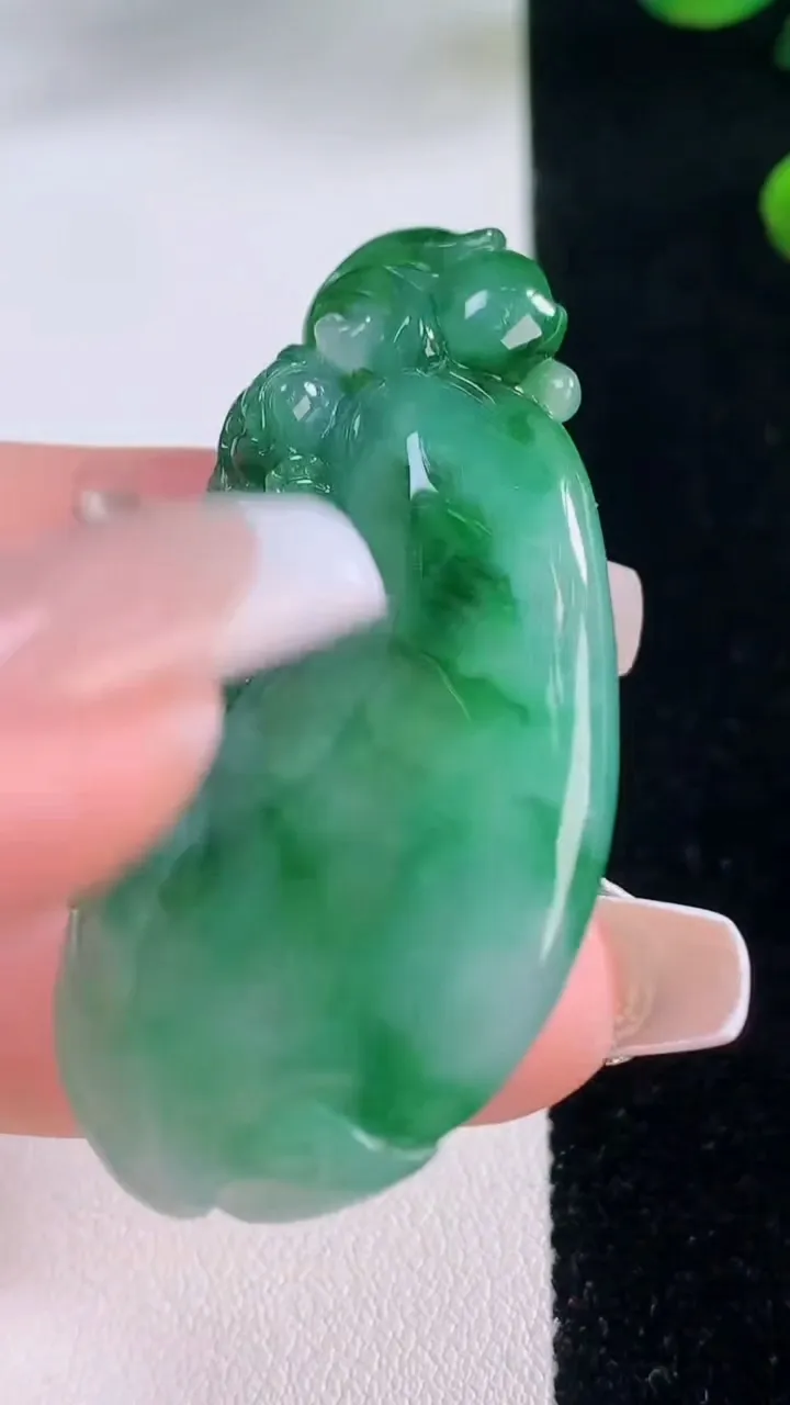 天然A货翡翠福瓜吊坠，尺寸51-24.2-7.4，重量:17.72g
12月3日