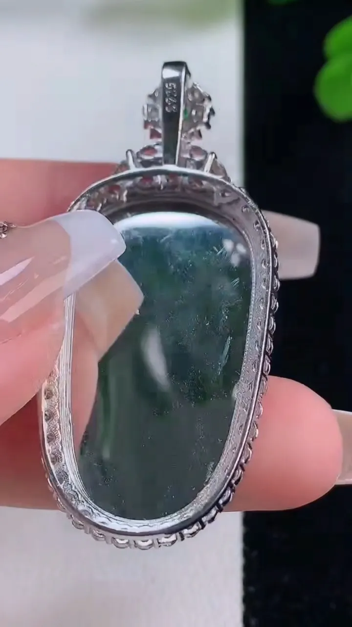 天然A货翡翠925银蓝水金枝玉叶 叶子吊坠，尺寸49.6-23.2-7.8，裸石33.7-19.6重量:9.40g
12月3日