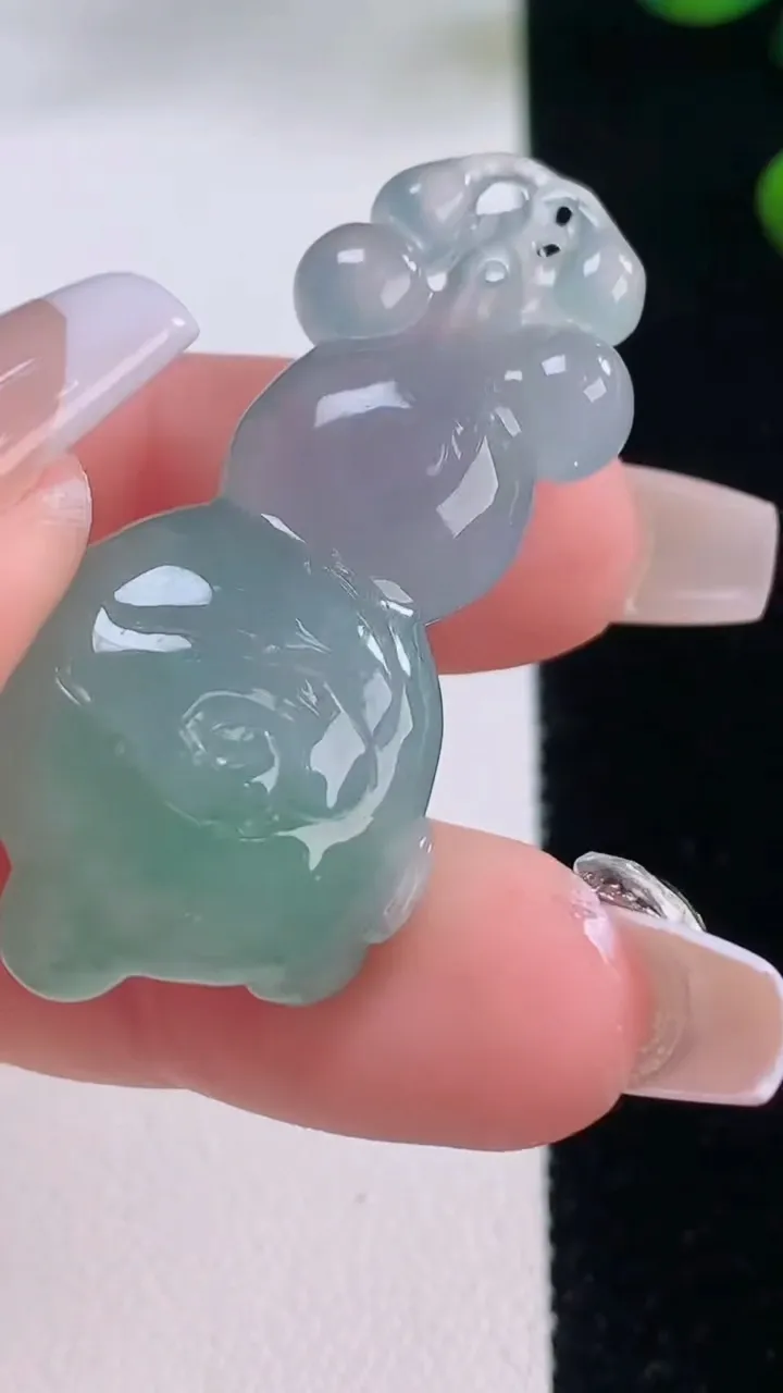 天然A货翡翠葫芦吊坠，尺寸43-20.7-10.8，重量:11.82g
12月3日