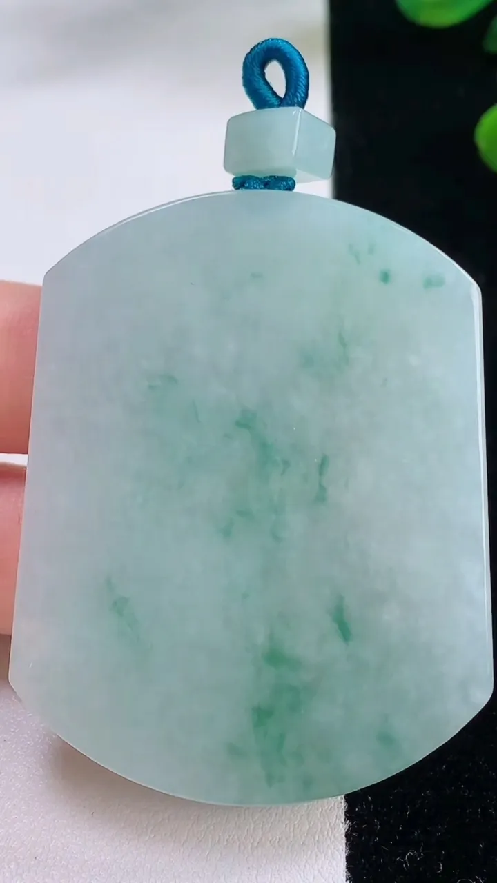 天然A货翡翠飘花无事牌吊坠，尺寸53.7-42-5.2，重量:35.02g
12月3日