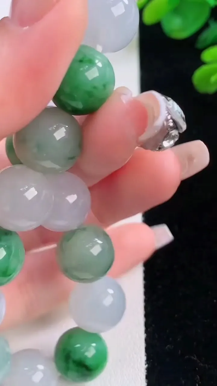 天然A货翡翠圆珠手串，尺寸12.4-16颗，重量:54.06g12月3日
工厂直销收藏佳品,种好水足，色泽均匀，有种有色，上手高大气！