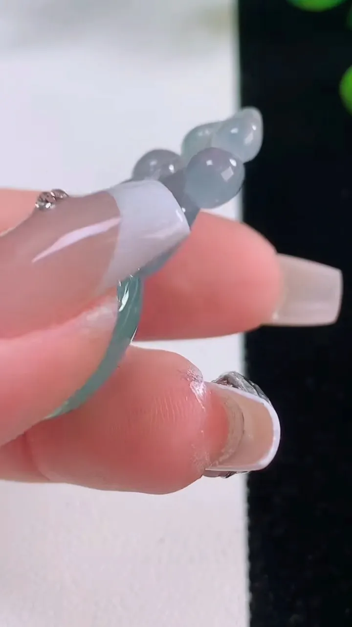 天然A货翡翠葫芦吊坠，尺寸43-20.7-10.8，重量:11.82g
12月3日