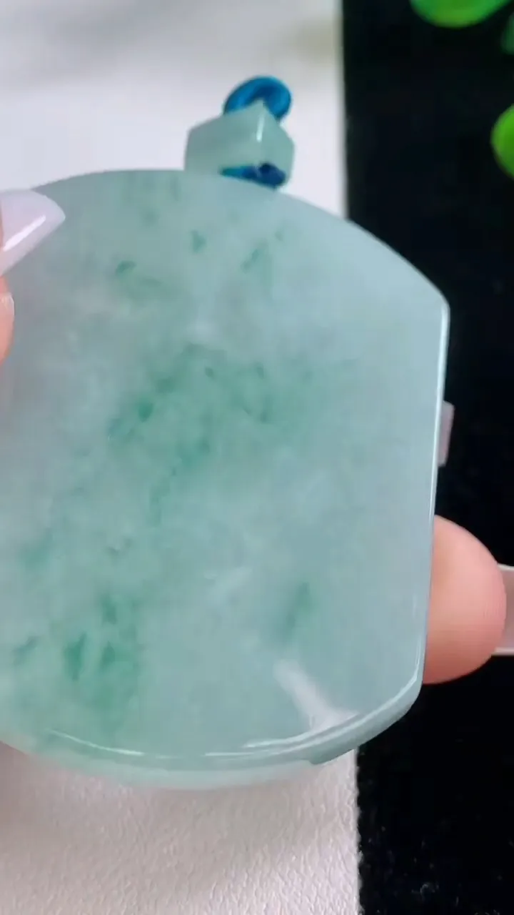 天然A货翡翠飘花无事牌吊坠，尺寸53.7-42-5.2，重量:35.02g
12月3日