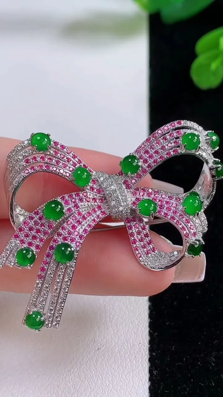 天然A货翡翠蛋面蝴蝶结胸针，尺寸3.2，重量:10.46g
12月3日