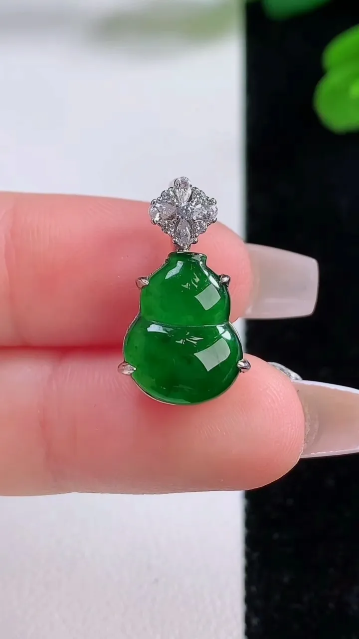 天然A货翡翠葫芦吊坠，尺寸14.6-10.8-7，重量:1.85g
12月3日