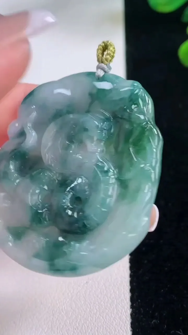 天然A货翡翠冰种飘花生肖蛇吊坠，尺寸45.2-37.3-5.5，重量:20.05g
12月3日