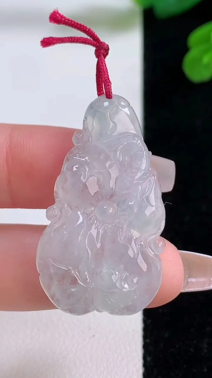 天然A货翡翠和和美美 荷叶鱼吊坠，尺寸39.3-21.3-4.7，重量:6.47g
12月3日