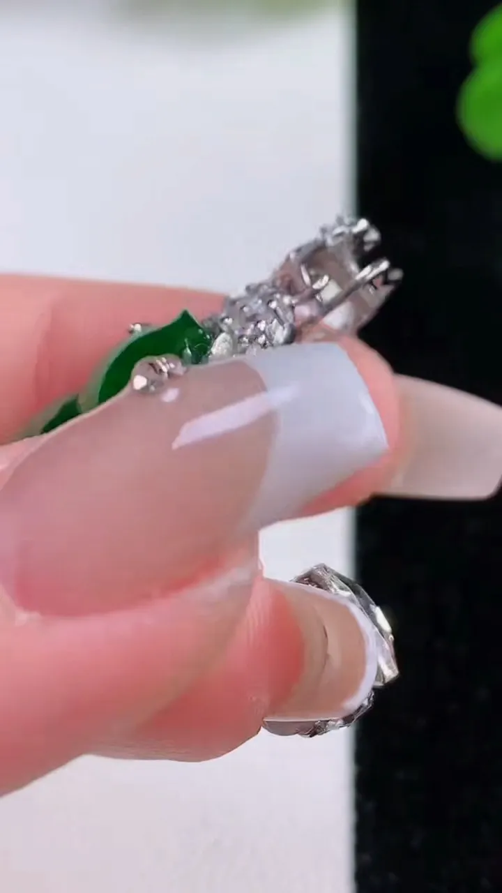 天然A货翡翠葫芦吊坠，尺寸31.4-19.3-14.5-7.8，重量:5.41g
12月3日