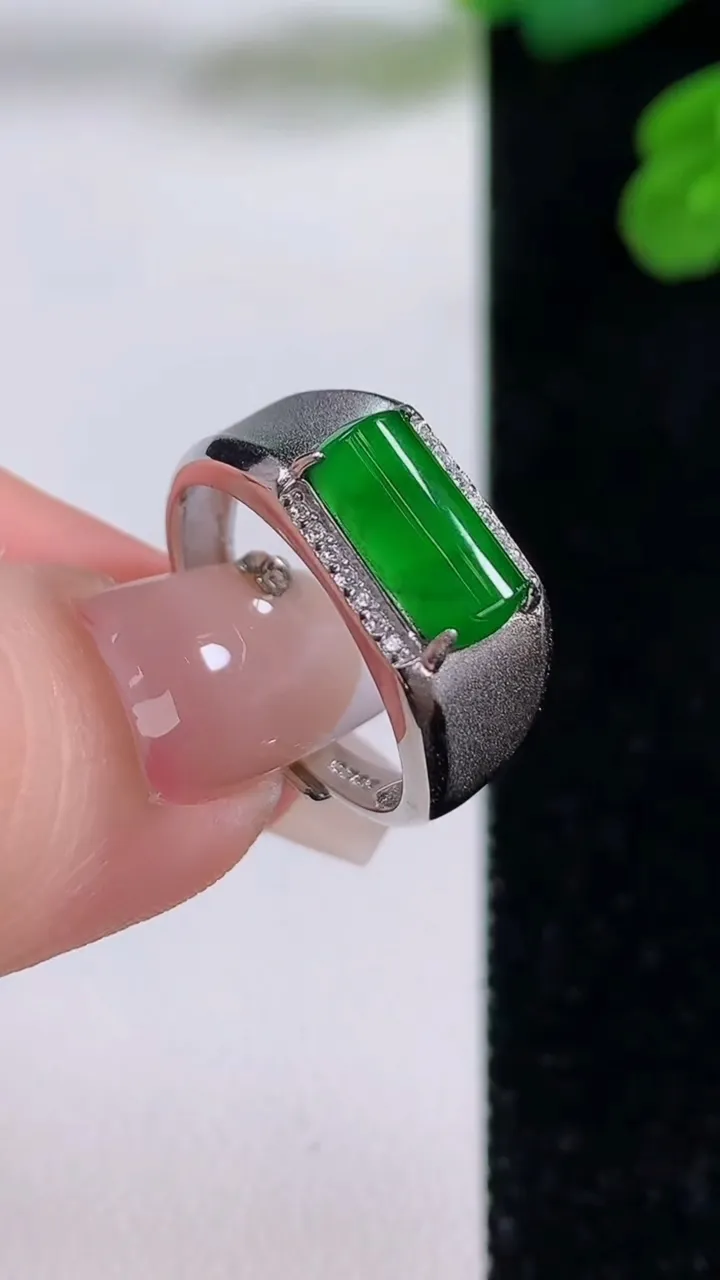 天然A货翡翠马鞍戒指，尺寸10.5-5.8-3.5，重量:3.30g2025年12月3日
工厂直销收藏佳品,种好水足，色泽均匀，有种有色，上手高大气！
