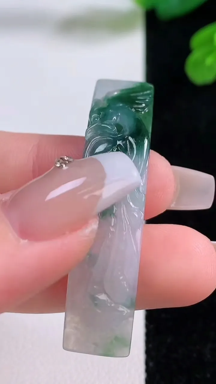 天然A货翡翠冰种飘花凤凰手牌，尺寸49-10.6-3.5，重量:4.82g
12月3日