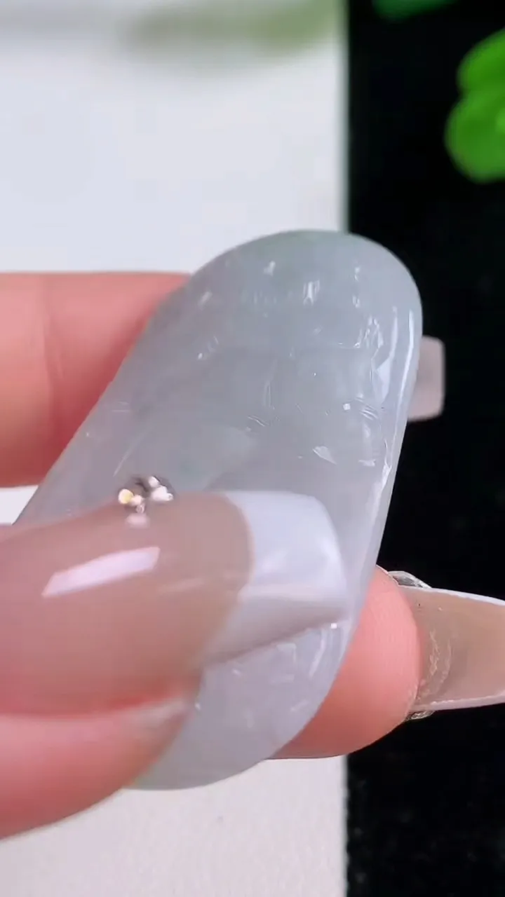 天然A货翡翠生肖马吊坠，尺寸41-25.6-4.7，重量:9.36g
12月3日