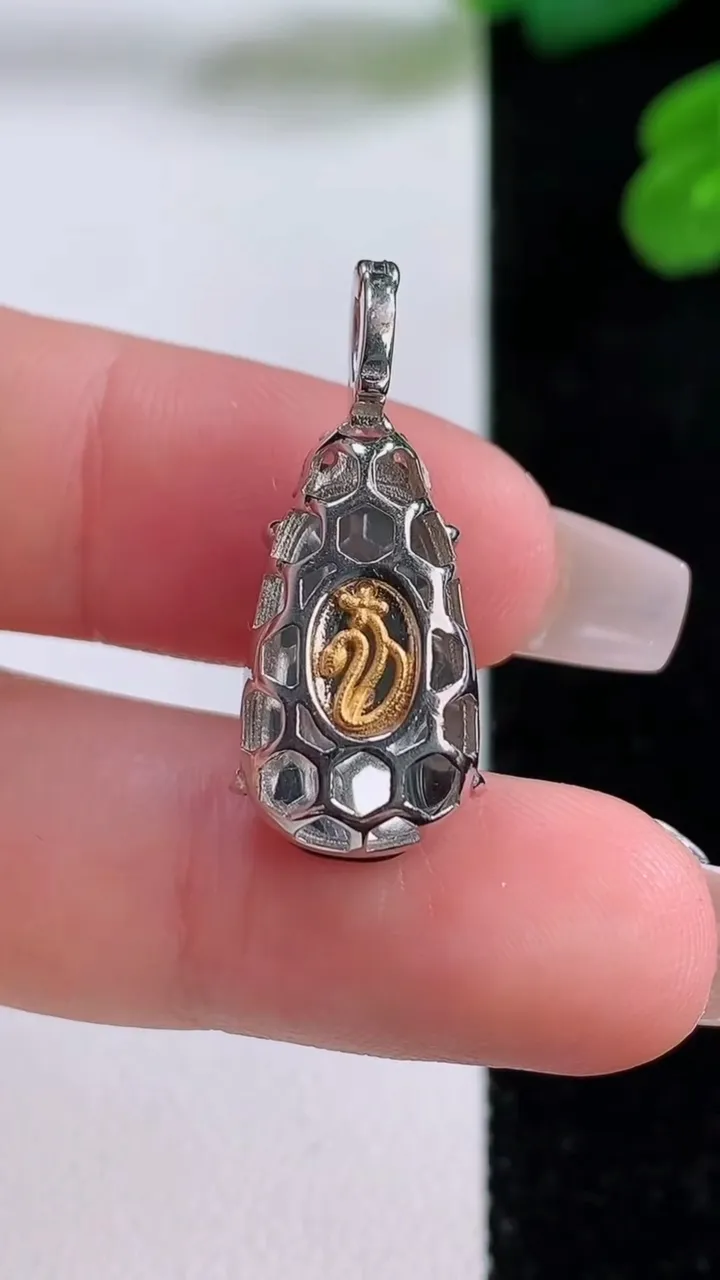 天然A货翡翠金枝玉叶 叶子吊坠，尺寸26.6-18-11.5-6.8，重量:5.88g
12月3日