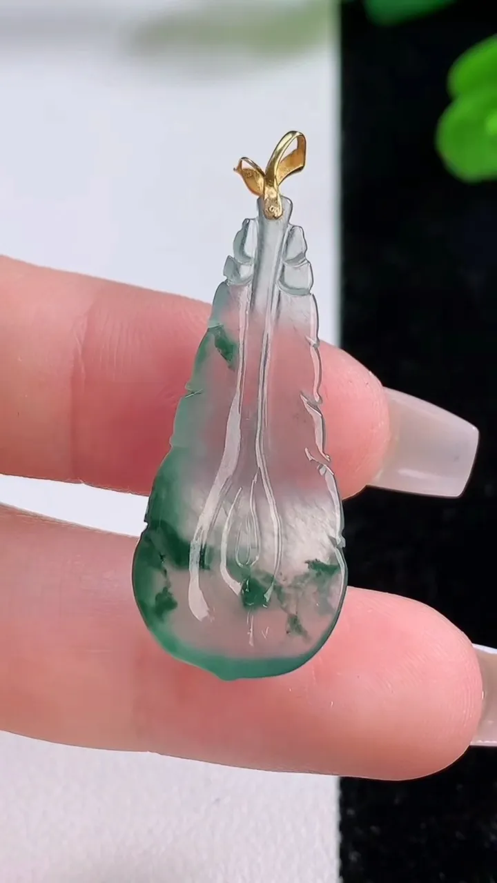 天然A货翡翠种飘花羽毛吊坠，尺寸32-14.6-4，重量:2.43g
12月3日