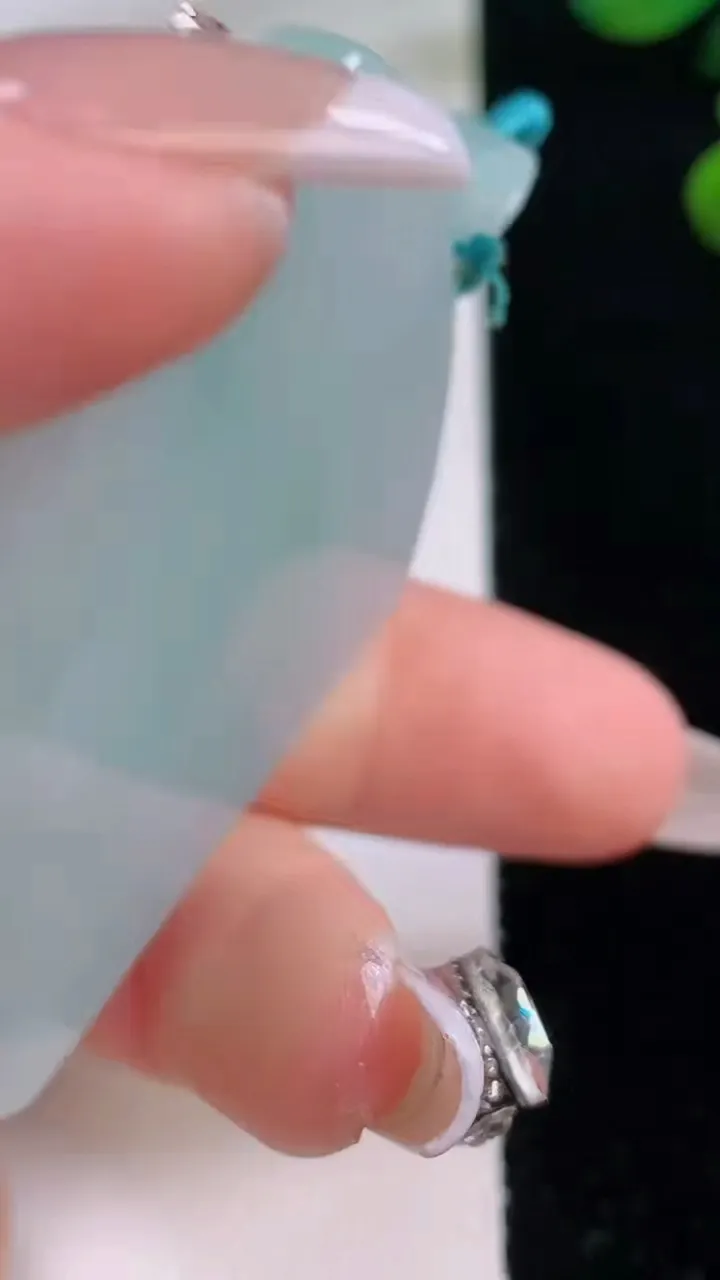 天然A货翡翠无事牌吊坠，尺寸53-40-5，重量:33.01g
12月3日