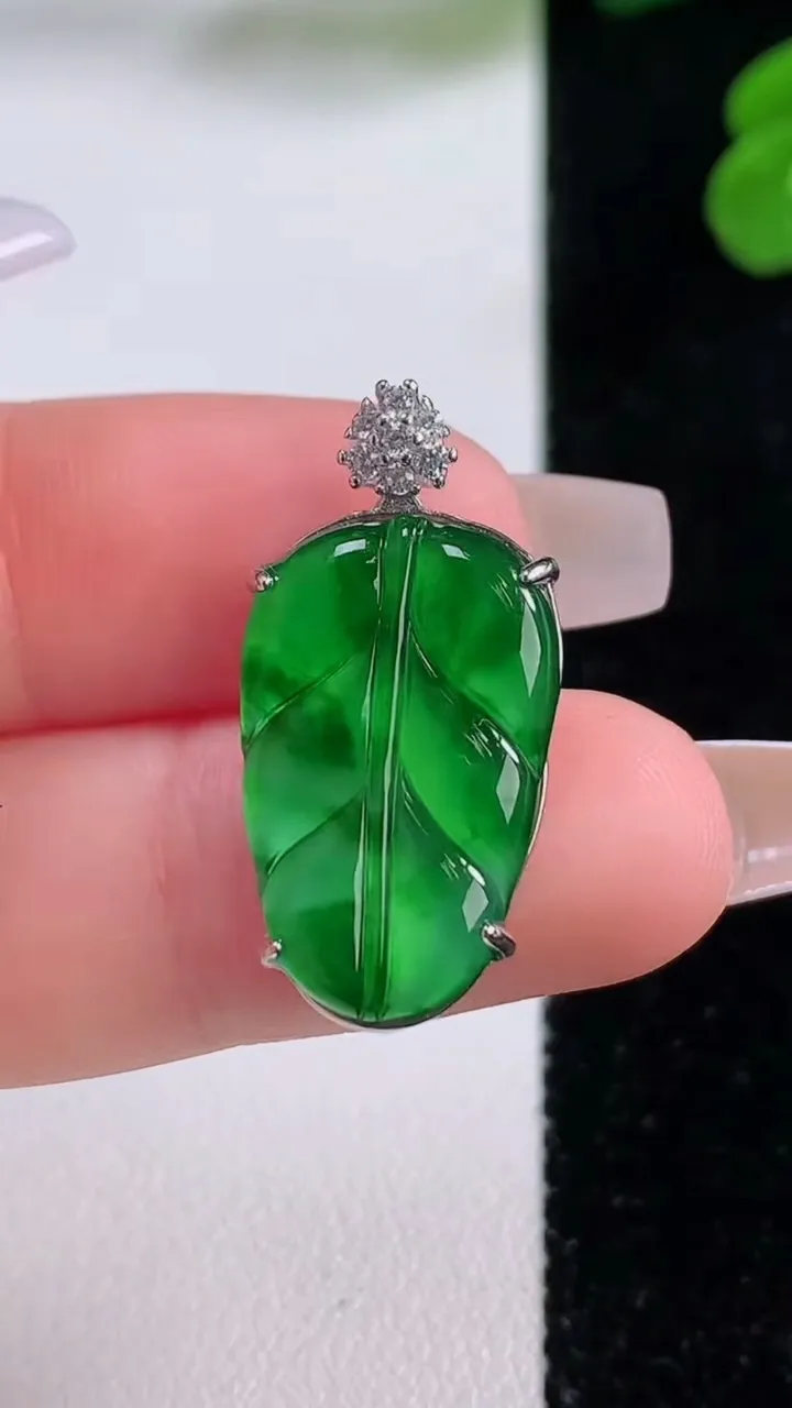 天然A货翡翠金枝玉叶 叶子吊坠，尺寸21.7-13.4-4.3，重量:2.18g
12月3日