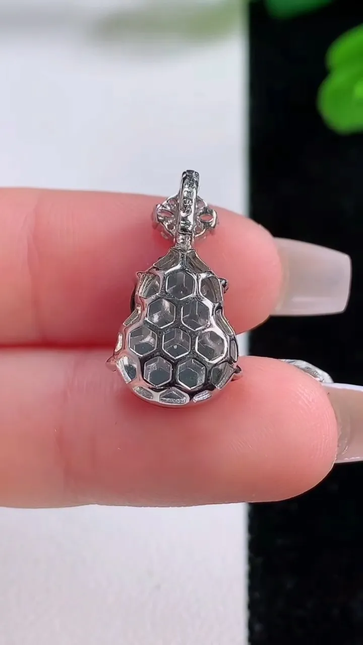 天然A货翡翠葫芦吊坠，尺寸14.6-10.8-7，重量:1.85g
12月3日