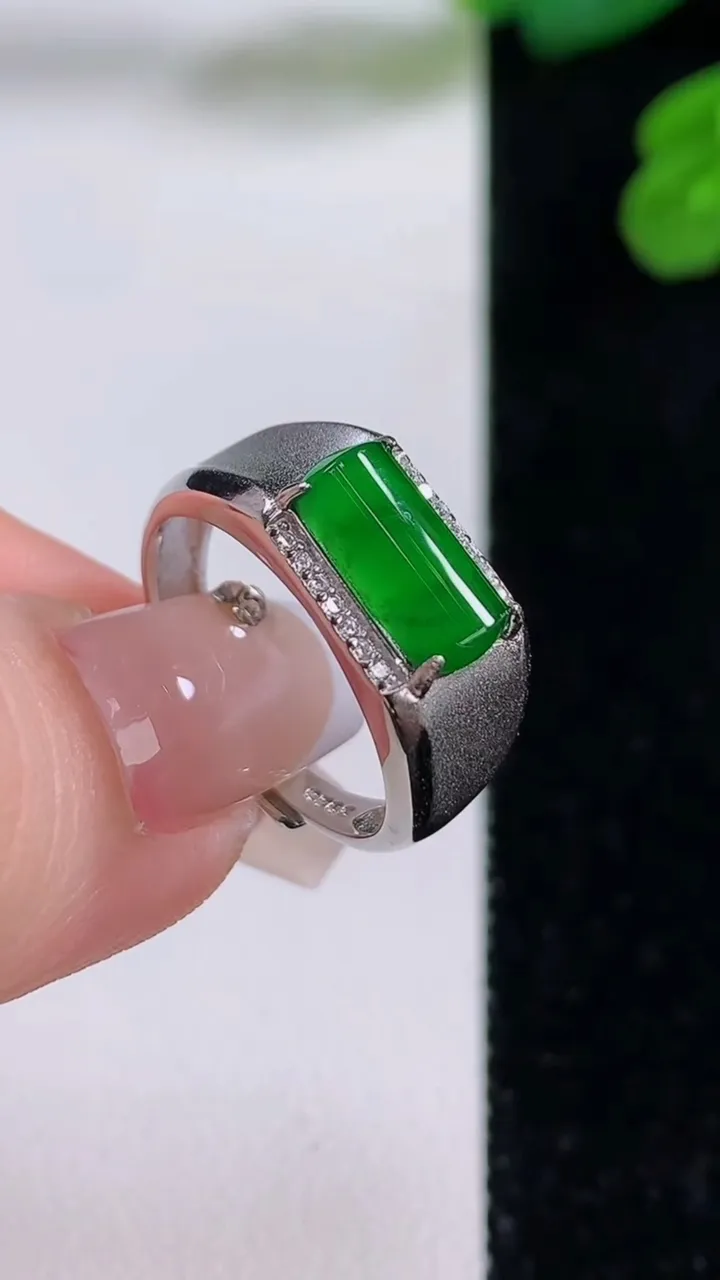 天然A货翡翠马鞍戒指，尺寸10.5-5.8-3.5，重量:3.30g2025年12月3日
工厂直销收藏佳品,种好水足，色泽均匀，有种有色，上手高大气！