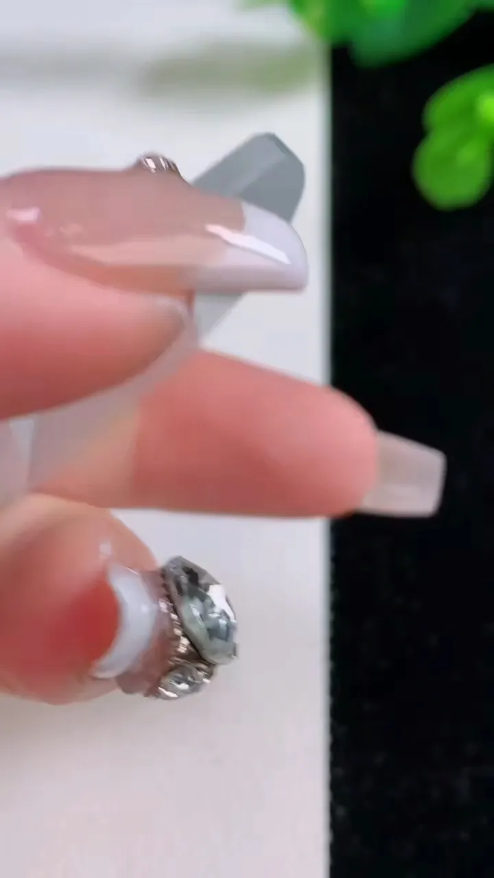 天然A货翡翠无事牌镶嵌件，尺寸53.2-37.8-2.5，重量:15.27g
12月3日