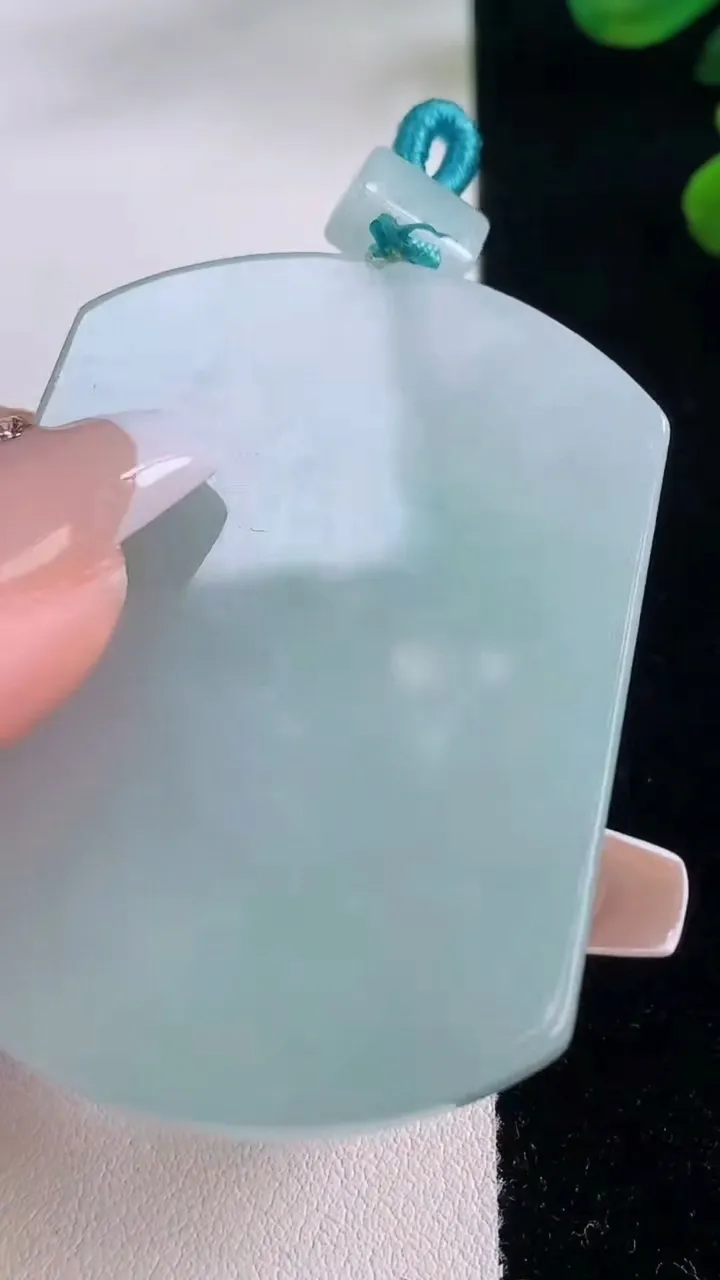 天然A货翡翠无事牌吊坠，尺寸53-40-5，重量:33.01g
12月3日