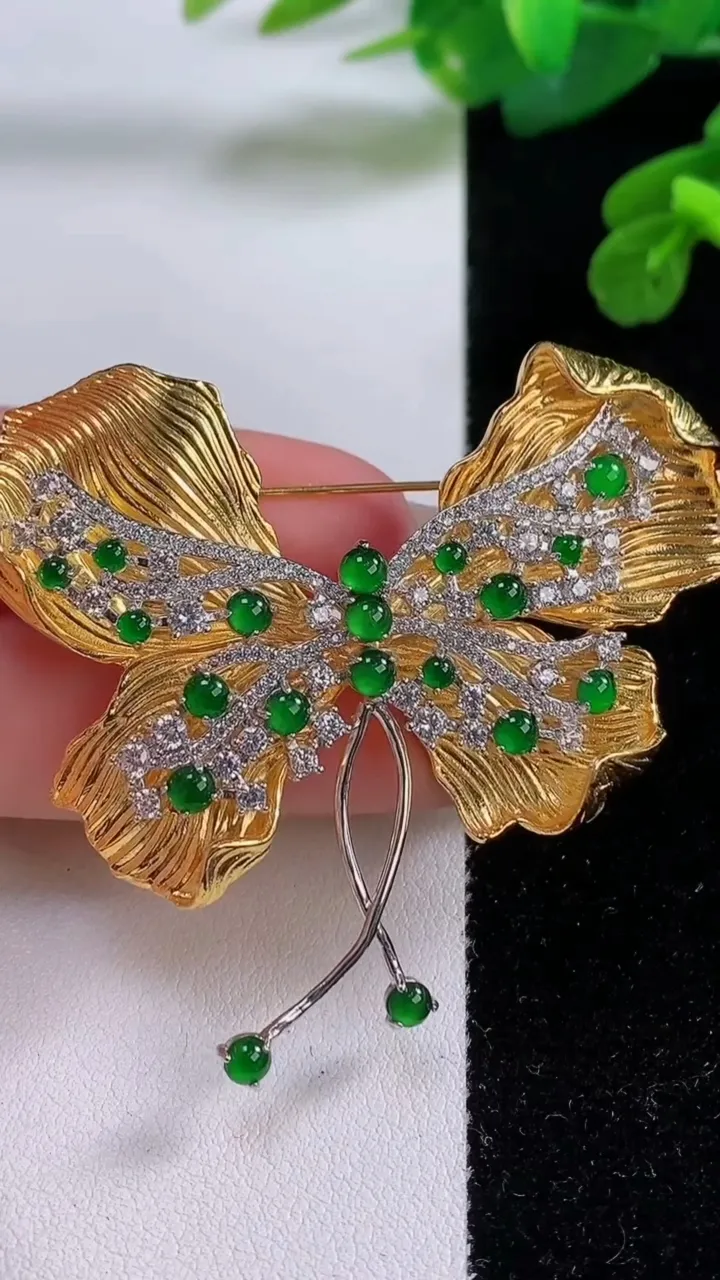 天然A货翡翠蛋面蝴蝶胸针，尺寸3.2，重量:20.00g
12月3日