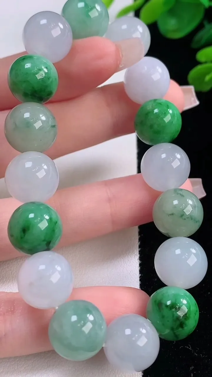天然A货翡翠圆珠手串，尺寸12.4-16颗，重量:54.06g12月3日
工厂直销收藏佳品,种好水足，色泽均匀，有种有色，上手高大气！