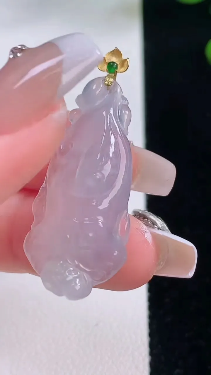 天然A货翡翠种白冰白菜吊坠，尺寸35.7-15.8-7，重量:5.68g
12月3日