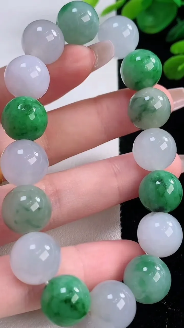 天然A货翡翠圆珠手串，尺寸12.4-16颗，重量:54.06g12月3日
工厂直销收藏佳品,种好水足，色泽均匀，有种有色，上手高大气！