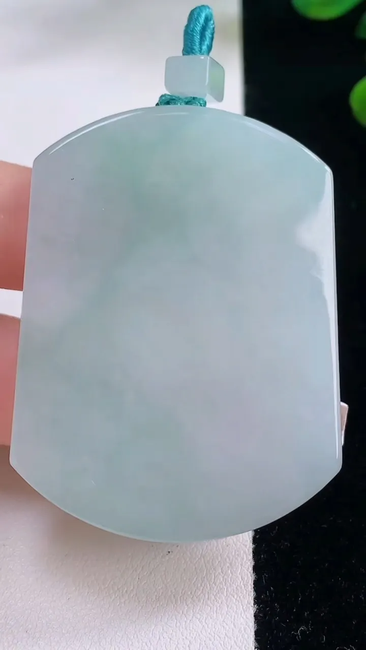 天然A货翡翠无事牌吊坠，尺寸52.5-39.2-5.7，重量:35.78g
12月3日