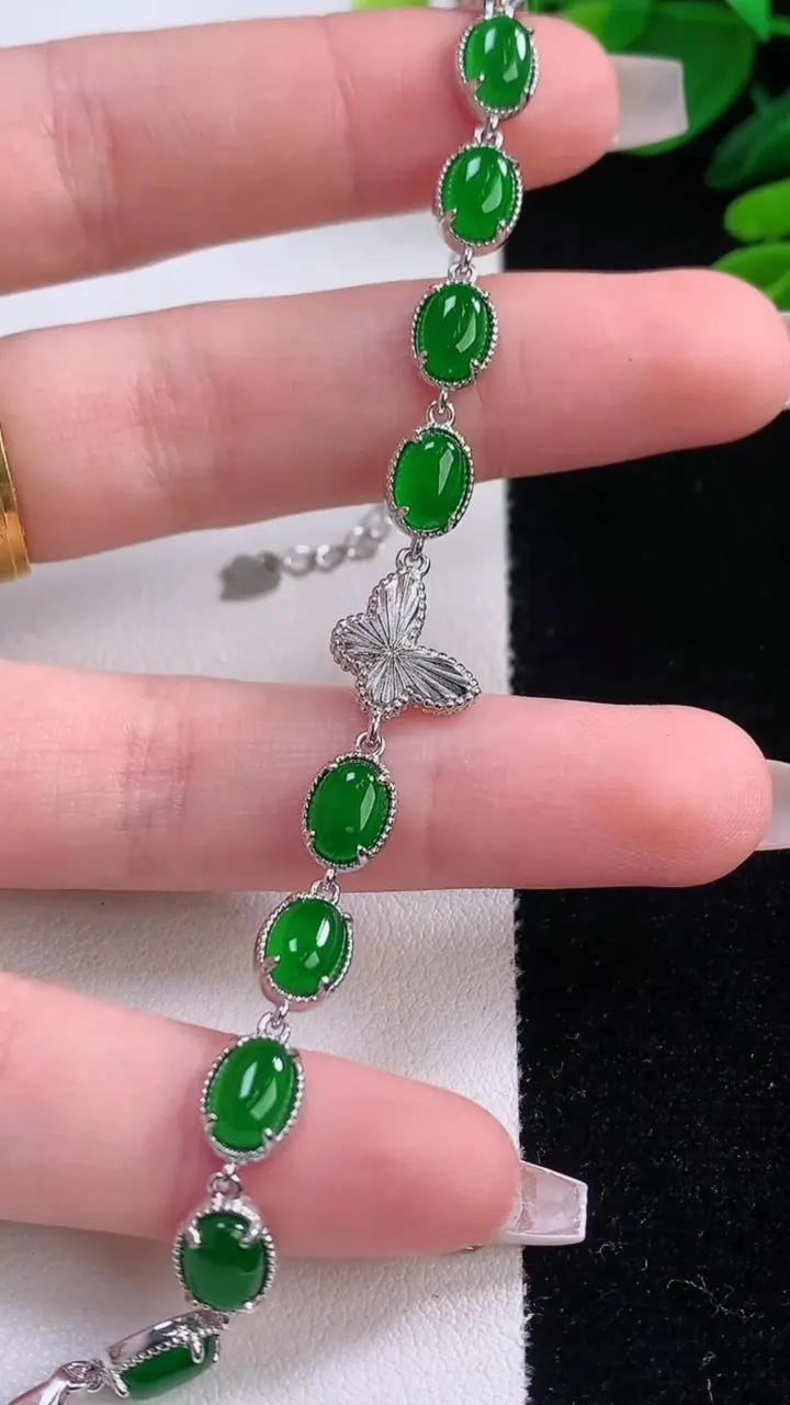 天然A货翡翠蛋面手链，尺寸6.4-5.4，重量:6.05g
12月3日