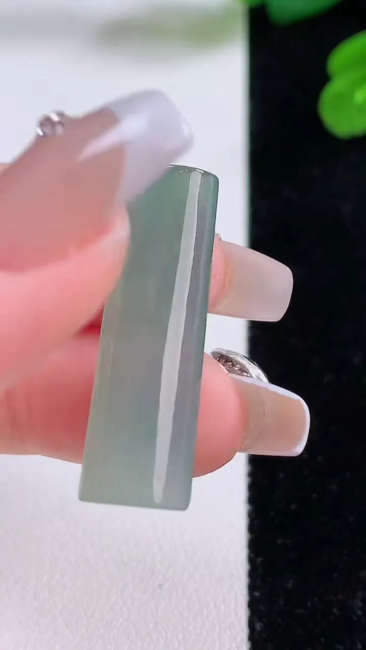 天然A货翡翠无事牌镶嵌件 吊坠，尺寸31.7-10-4，重量:3.59g
12月3日