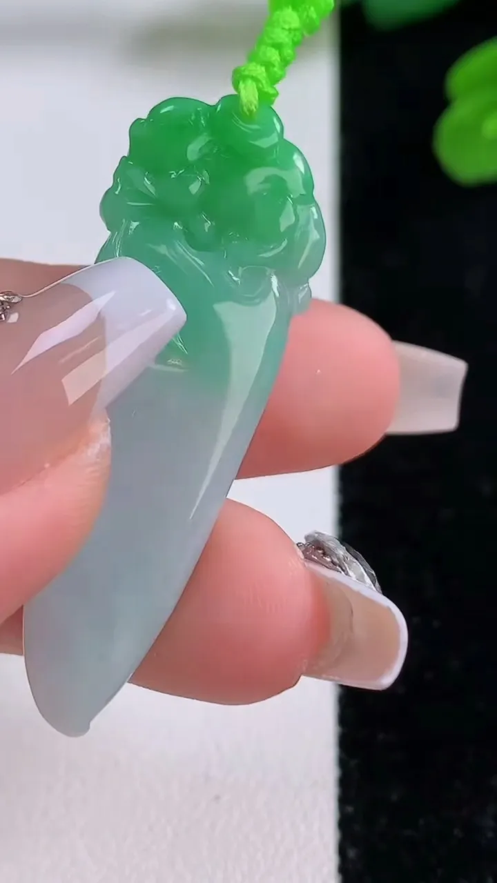 天然A货翡翠福瓜吊坠，尺寸43.8-13.6-8.6，重量:8.29g
12月3日