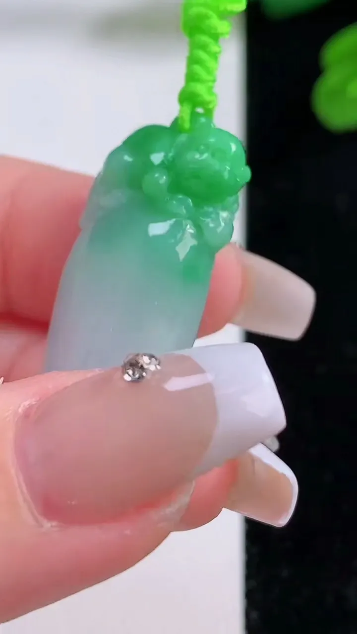 天然A货翡翠福瓜吊坠，尺寸43.8-13.6-8.6，重量:8.29g
12月3日