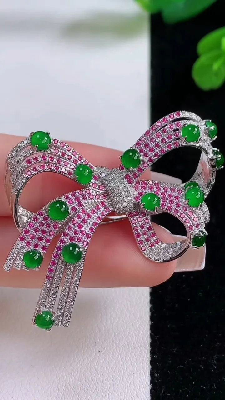 天然A货翡翠蛋面蝴蝶结胸针，尺寸3.2，重量:10.46g
12月3日