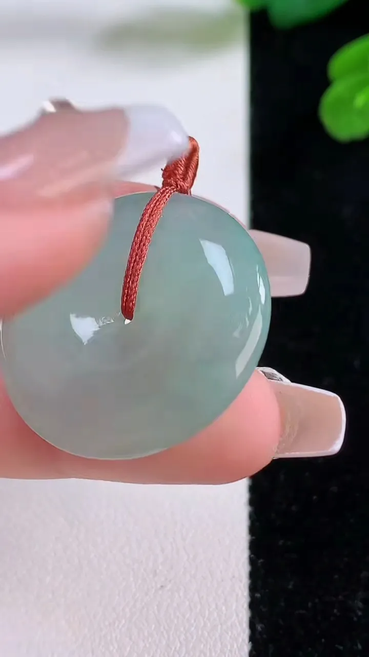 天然A货翡翠平安扣吊坠，尺寸28.8-5.6，重量:10.23g
12月3日