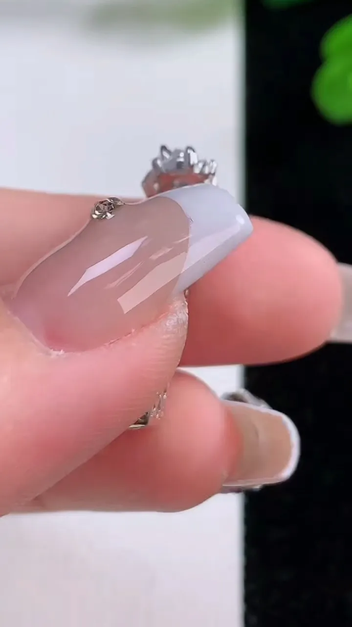 天然A货翡翠无事牌吊坠，尺寸25.5-9.5-7，15.2-7重量:3.48g
12月3日