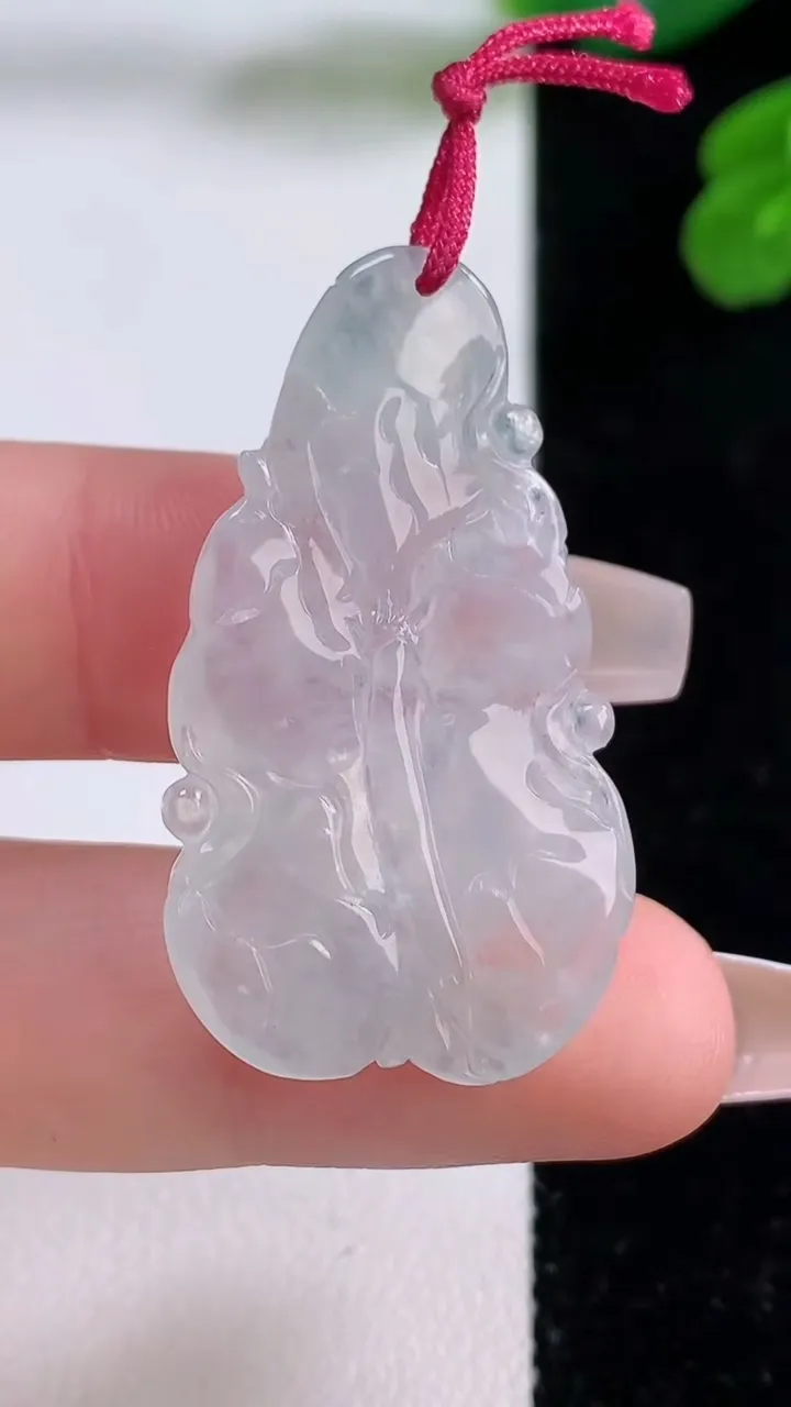 天然A货翡翠和和美美 荷叶鱼吊坠，尺寸39.3-21.3-4.7，重量:6.47g
12月3日