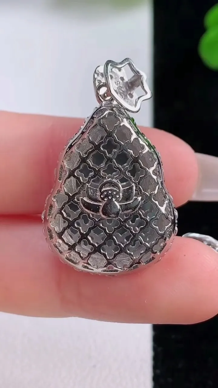 天然A货翡翠葫芦吊坠，尺寸31.4-19.3-14.5-7.8，重量:5.41g
12月3日