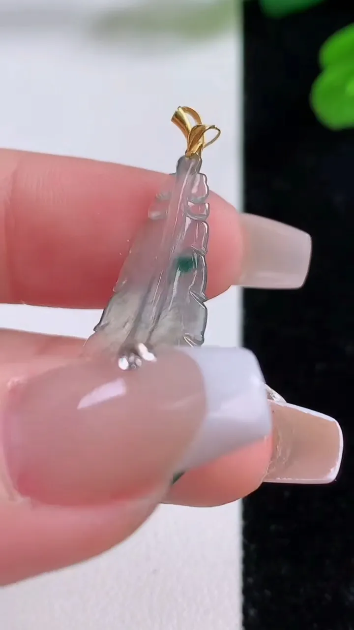 天然A货翡翠种飘花羽毛吊坠，尺寸32-14.6-4，重量:2.43g
12月3日