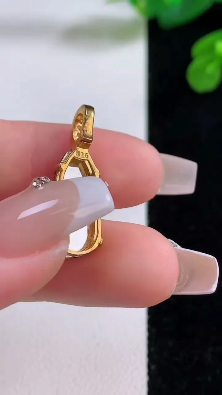 天然A货翡翠福豆吊坠，尺寸17-9.2-4.6，重量:1.50g
12月3日