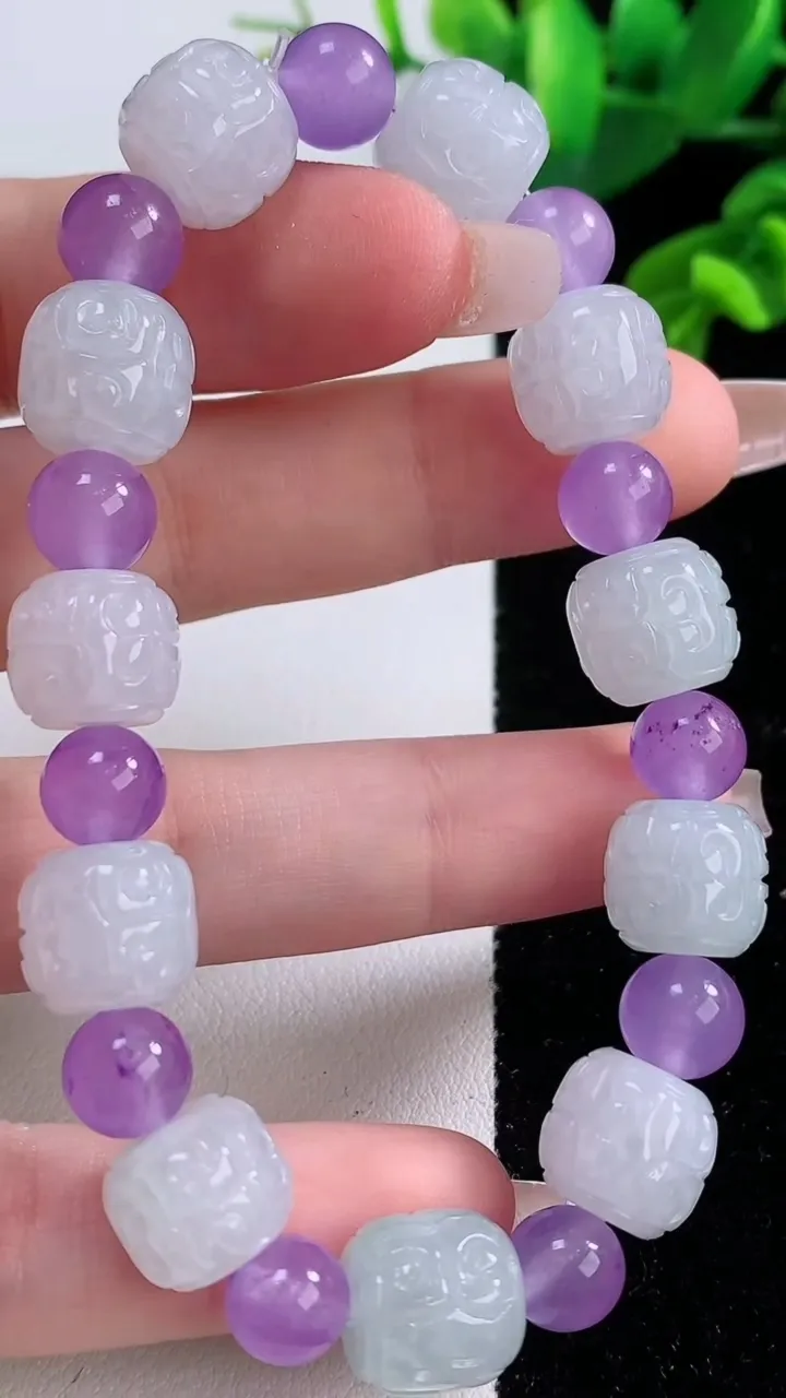 天然A货翡翠六字真言 路路通手串，尺寸10-11-11颗，重量:36.02g
12月3日