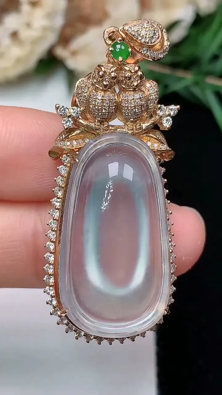 天然A货翡翠白冰蛋面吊坠，尺寸48.8-18.5-11.2，裸石26.2-14.8，重量:11.41