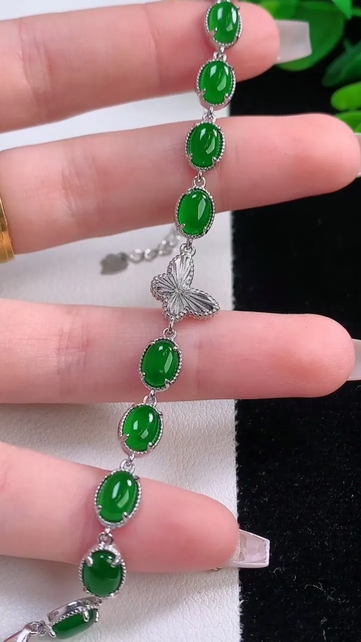 天然A货翡翠蛋面手链，尺寸6.4-5.4，重量:6.05g
12月3日